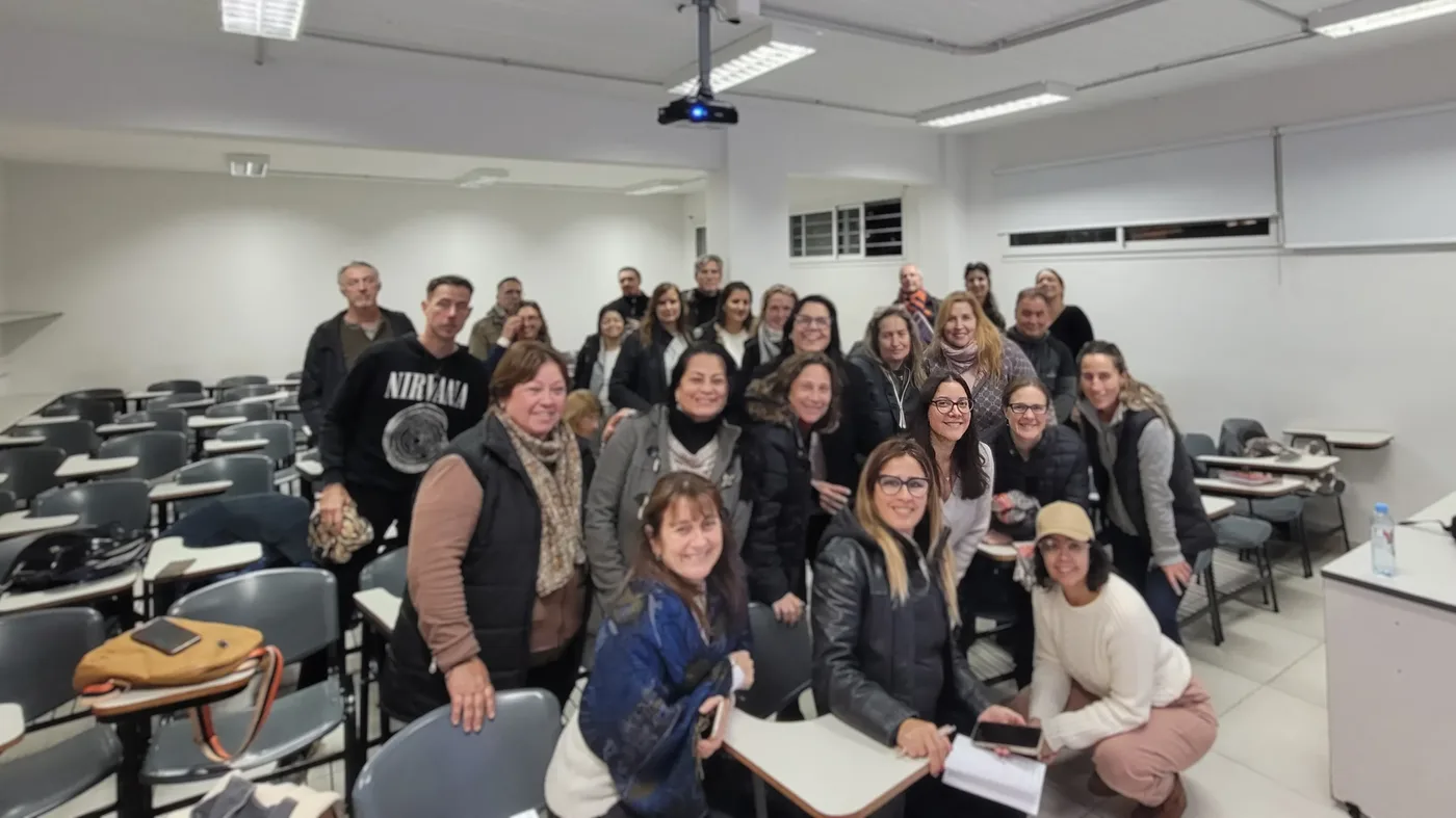 Luz Guillén junto a un grupo de emprendedores al finalizar un taller en el Centro Universitario Vicente López