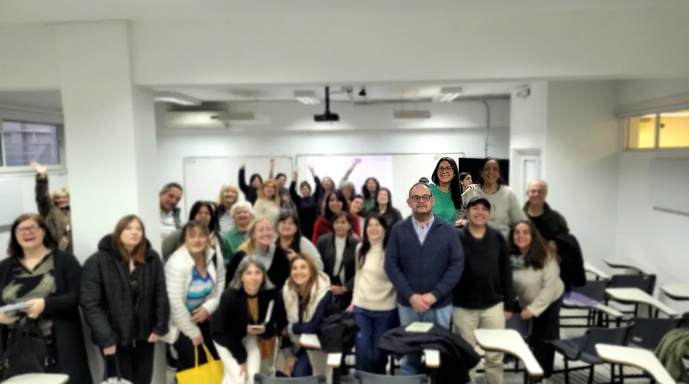 Luz Guillén con participantes de un taller para emprendedores en el Centro Universitario Vicente López